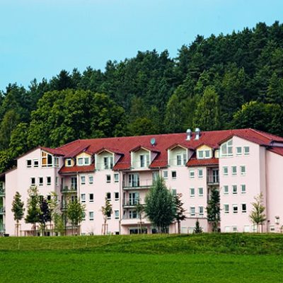 Pflegeheim Trochtelfingen Außenansicht vor Wald