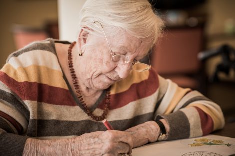 Seniorin beim Malen Seniorin beim Malen